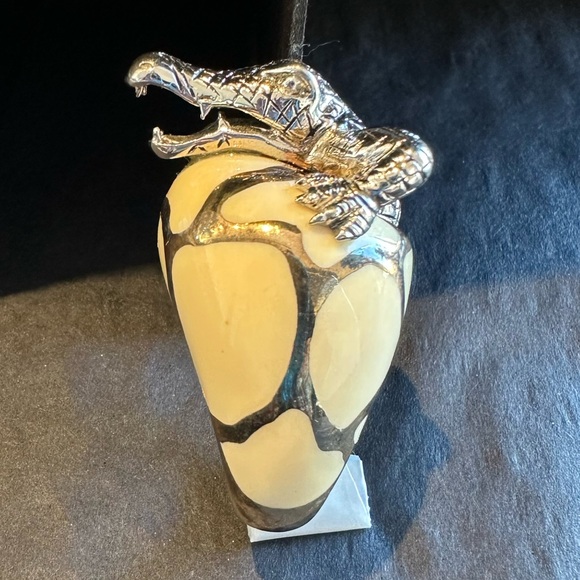 This unique one-of-a-kind alligator ring. - Picture 5 of 6
